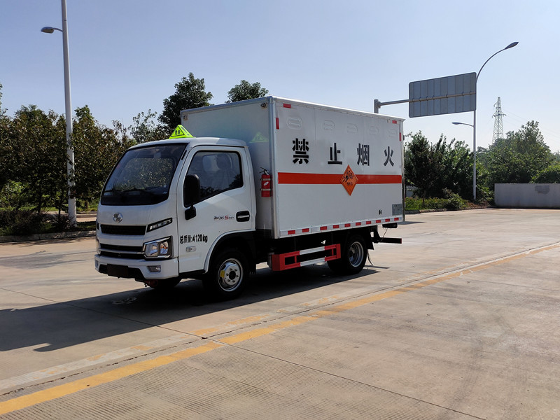 躍進(jìn)（柴油）易燃液體廂式運(yùn)輸車(chē)